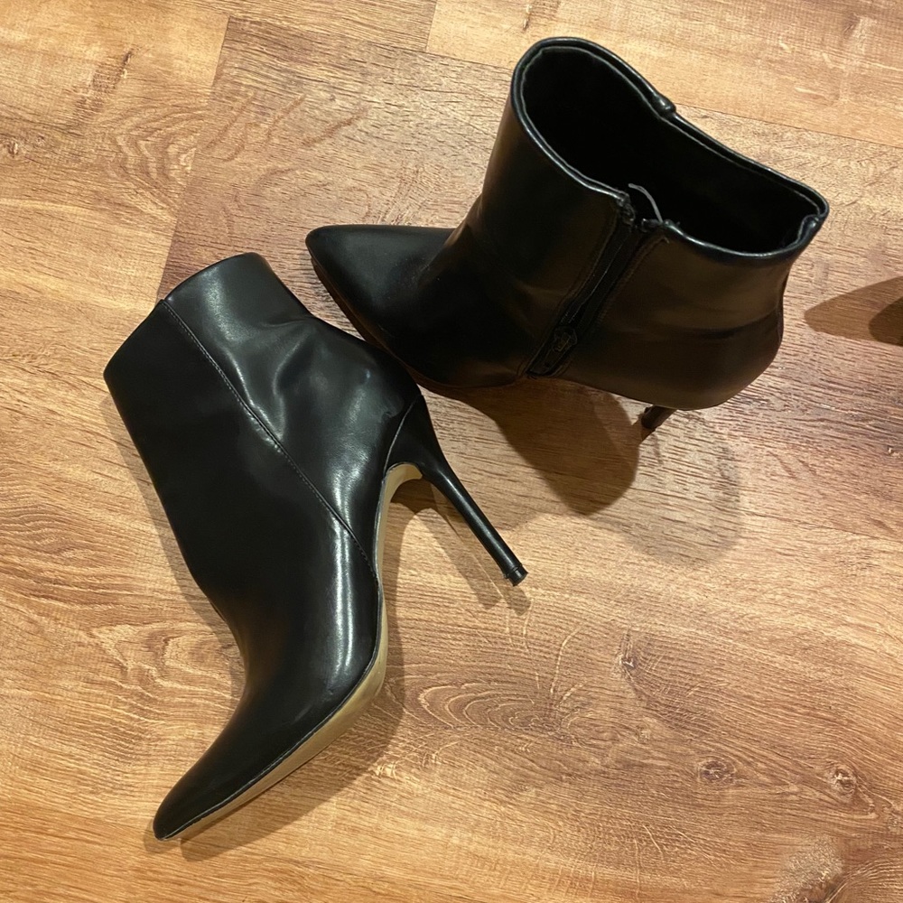 Black Pointed Toe Booties 🖤